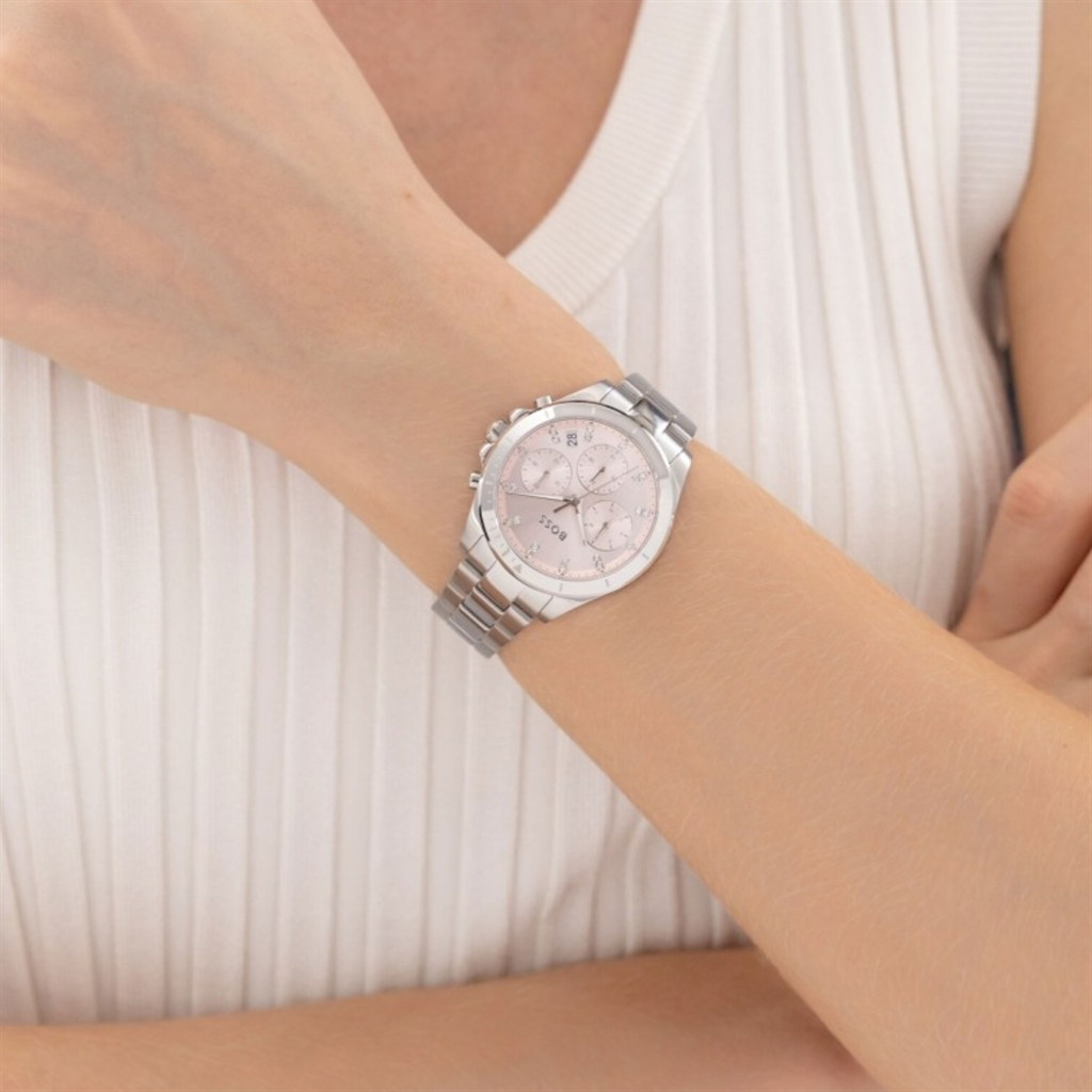 Αναδείξτε τη θηλυκή κομψότητα με το BOSS Alley Sport Lux 36 mm, ιδανικό για καθημερινές και βραδινές εμφανίσεις. Η ροζ καντράν sunray με διακριτικά κρύσταλλα και ασημένιους δείκτες προσφέρει μοντέρνο στυλ και ευανάγνωστη ώρα. Η κάσα και το μπρασελέ από αν