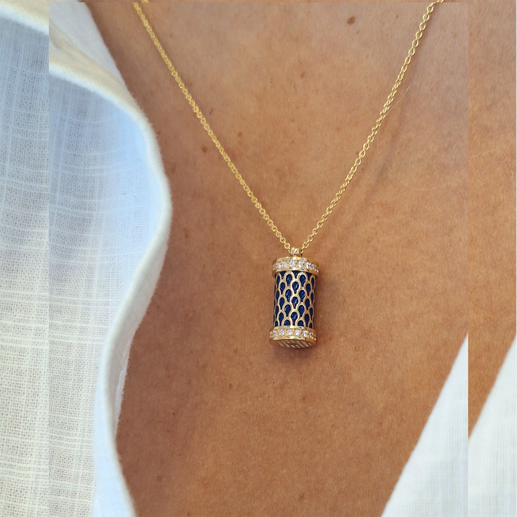 18k gold necklace, handmade jewelry, diamond necklace, enamel pendant, Periklista collection, women’s jewelry, luxury necklace, gold pendant, diamond pendant, fine jewelry gift, premium jewelry,κολιέ χρυσό Κ18, χειροποίητο κόσμημα, διαμαντένιο κολιέ, κολι