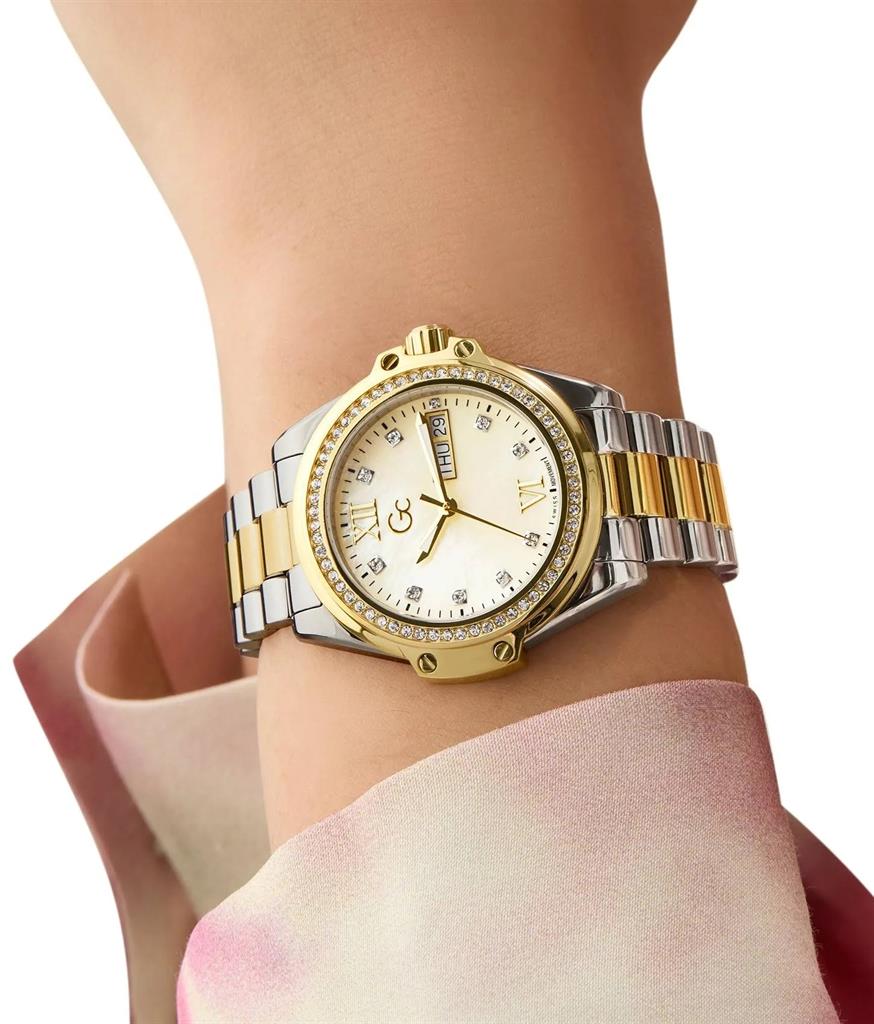 γυναικείο ρολόι, GC, GC Z53002L6, ρολόι quartz, γυναικείο ρολόι GC, ρολόι με ημερομηνία, δίχρωμο ρολόι, ασημί χρυσό ρολόι, ρολόι ανοξείδωτο ατσάλι, γυναικείο ρολόι 34mm, ρολόι με πέτρες, κομψό γυναικείο ρολόι, πολυτελές ρολόι, αδιάβροχο ρολόι 10 ATM, γυνα